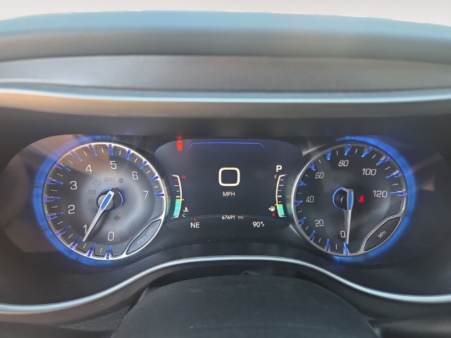Used 2024 Chrysler Pacifica Touring-L FWD image 19