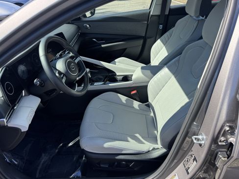 Used 2023 Hyundai Elantra Limited image 9