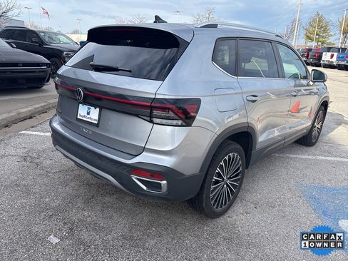 Used 2025 Volkswagen Taos SE image 29