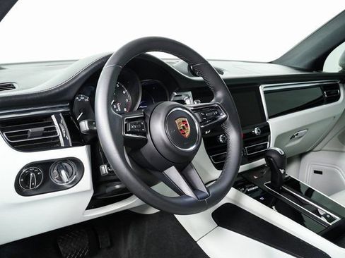Certified 2024 Porsche Macan image 4