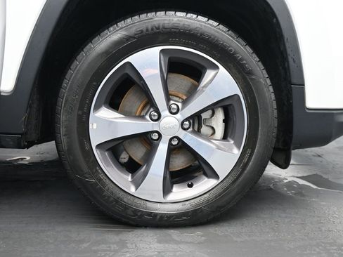 Used 2019 Jeep Cherokee Limited image 11