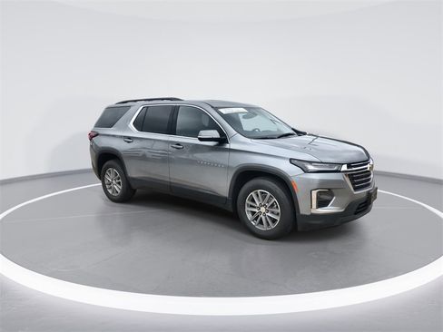 Used 2023 Chevrolet Traverse LT image 2
