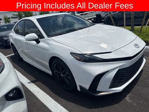 Used 2025 Toyota Camry SE FWD image 3