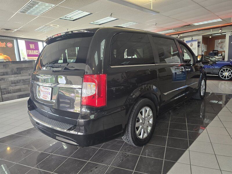 Used 2015 Chrysler Town & Country Touring w/ Driver Convenience Group FWD image 4