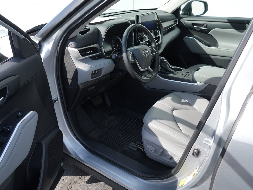 Used 2023 Toyota Highlander XLE AWD/4WD image 14