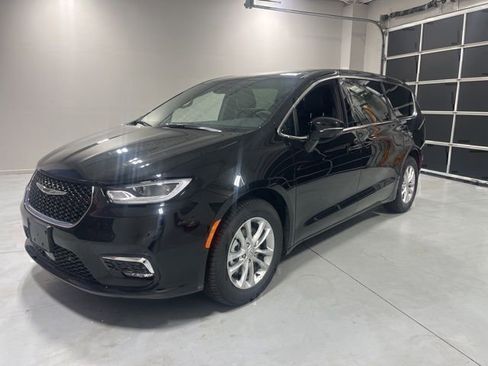 New 2026 Chrysler Pacifica Select image 3