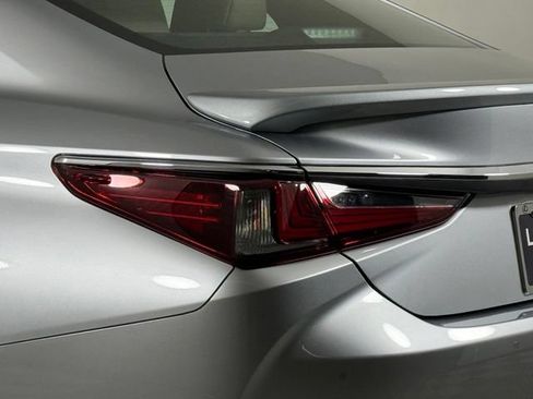 Certified 2025 Lexus ES 300h w/ Premium Package FWD image 18
