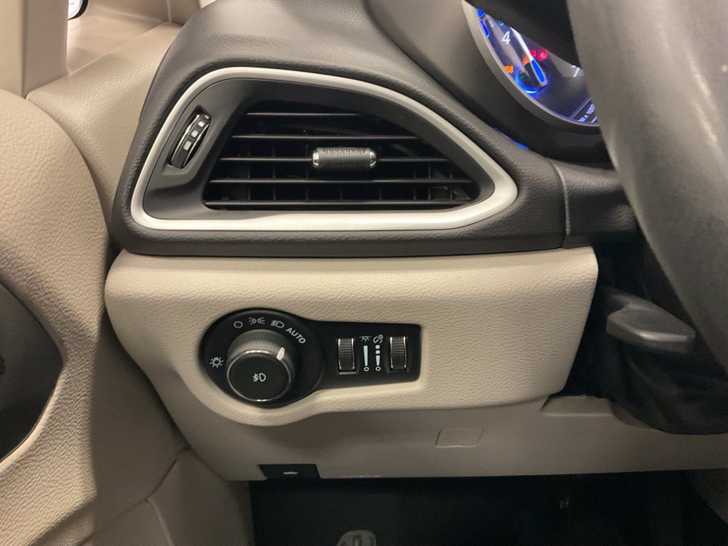 Used 2024 Chrysler Pacifica Touring-L FWD image 16