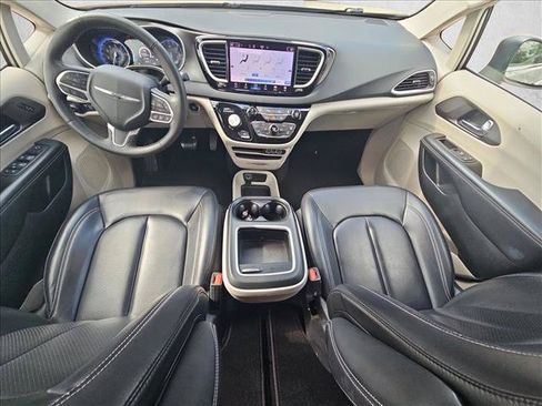 Used 2023 Chrysler Pacifica Touring-L FWD image 17