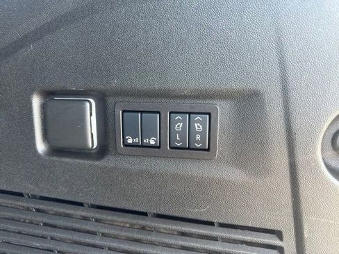 Used 2025 GMC Yukon XL Denali AWD/4WD image 13