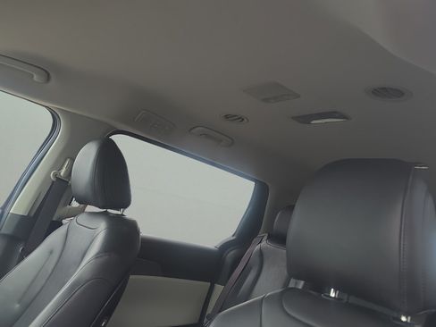 Used 2023 Kia Carnival LX FWD image 14