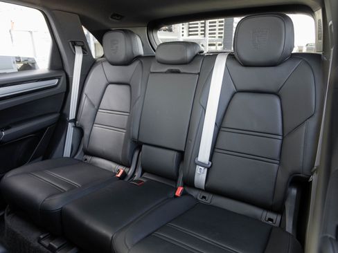 Used 2022 Porsche Cayenne Platinum Edition image 29