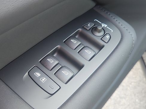 New 2026 Volvo XC60 B5 Ultra w/ Protection Package Premier image 19