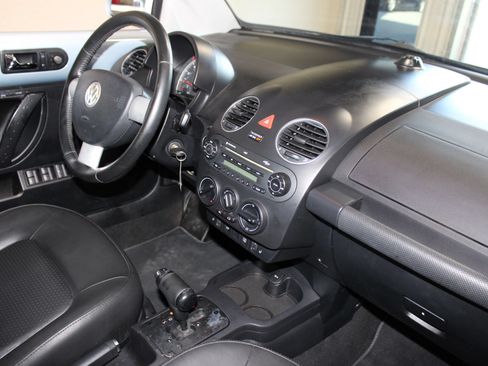 Used 2010 Volkswagen Beetle Convertible FWD image 21