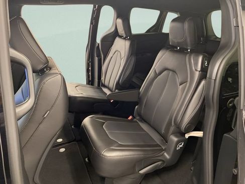 Used 2025 Chrysler Pacifica Select AWD/4WD image 21