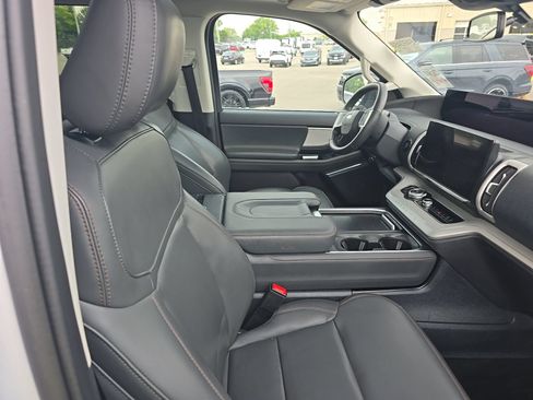 Used 2025 Ford Expedition Active AWD/4WD image 5