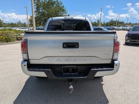 Used 2022 Toyota Tacoma TRD Sport w/ TRD Premium Sport Package AWD/4WD image 5
