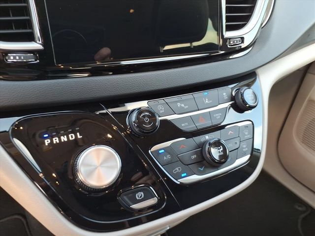 Used 2024 Chrysler Pacifica Touring-L FWD image 23