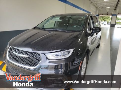 Used 2023 Chrysler Pacifica Touring-L FWD image 1
