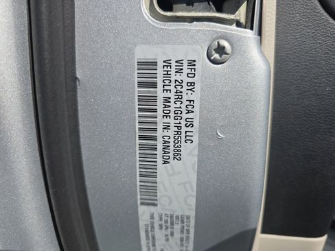 Used 2023 Chrysler Pacifica Limited image 32