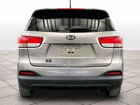 Used 2016 Kia Sorento FWD image 4