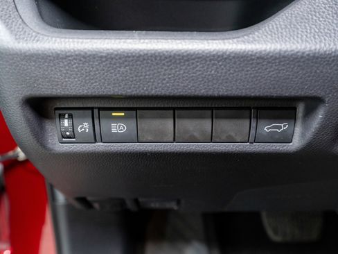 Used 2021 Toyota RAV4 XLE w/ Convenience Package FWD image 29