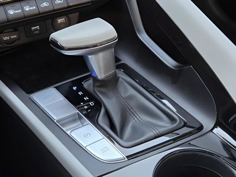 Used 2023 Hyundai Elantra Limited image 29