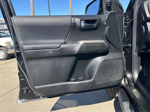 Used 2017 Toyota Tacoma TRD Sport w/ Tow Package image 15