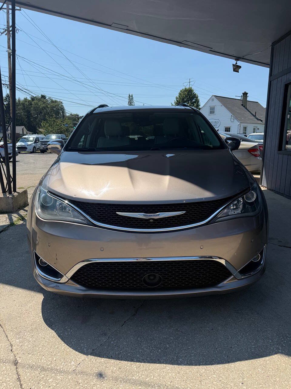 Used 2018 Chrysler Pacifica Limited w/ Tire & Wheel Group FWD image 1