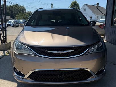 Used 2018 Chrysler Pacifica Limited w/ Tire & Wheel Group