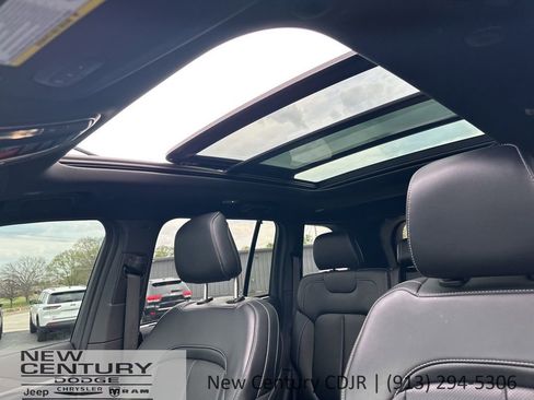Used 2025 Jeep Grand Cherokee Limited w/ Luxury Tech Group II AWD/4WD image 37