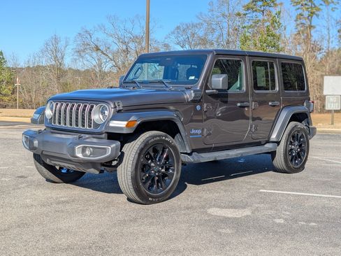 Used 2025 Jeep Wrangler Sahara image 5