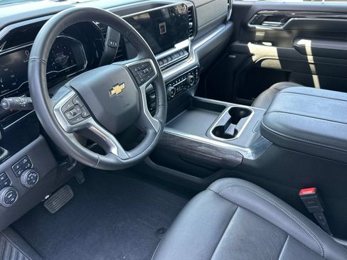 Used 2025 Chevrolet Silverado 2500 LTZ w/ LTZ Convenience Package AWD/4WD image 11