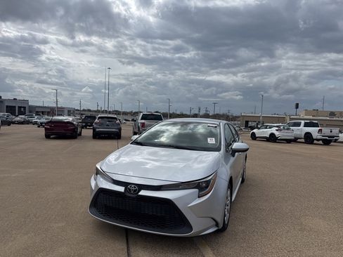Used 2022 Toyota Corolla LE image 5