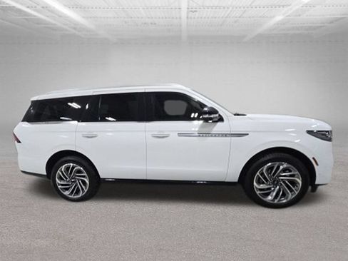 Used 2025 Lincoln Navigator Reserve AWD/4WD image 8