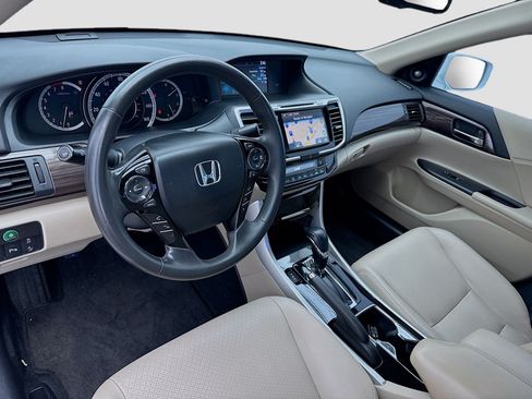 Used 2017 Honda Accord Touring image 7