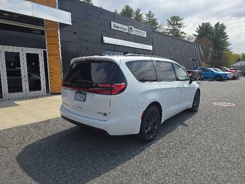 Used 2026 Chrysler Pacifica Limited w/ S Appearance Package AWD/4WD image 7