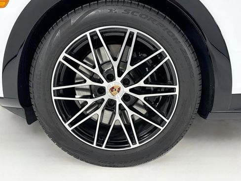 Certified 2026 Porsche Cayenne GTS AWD/4WD image 36