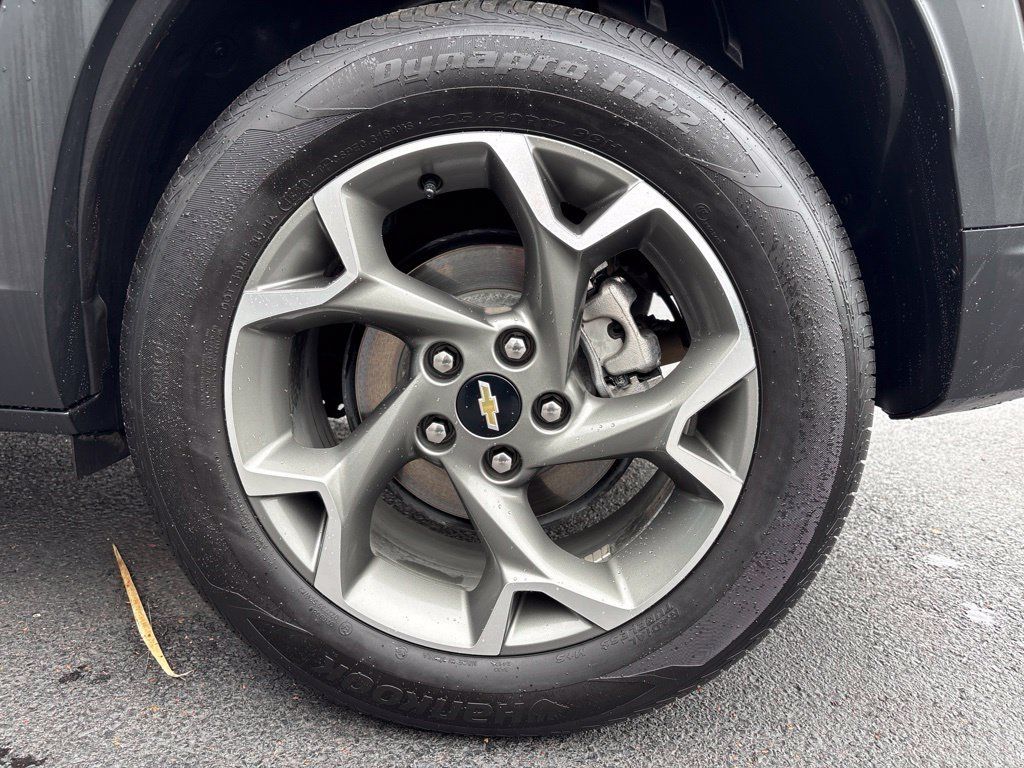 Used 2025 Chevrolet Trax LT FWD image 9