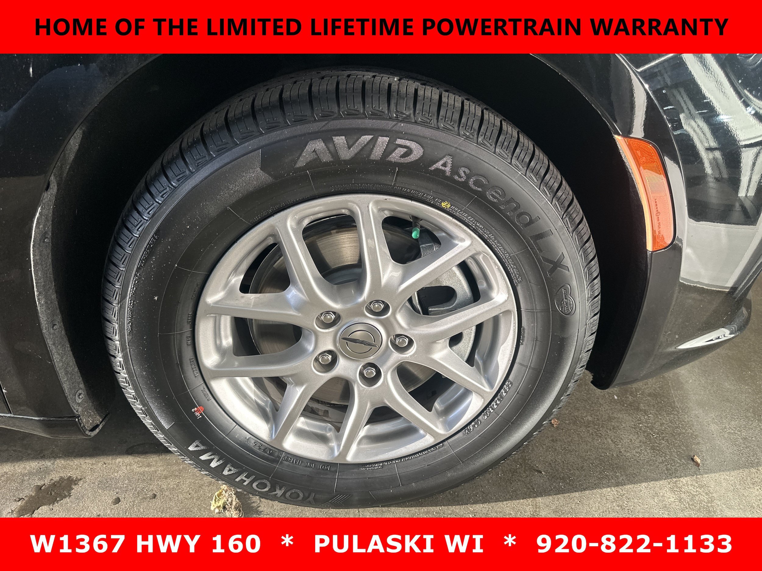 Used 2024 Chrysler Pacifica Touring-L FWD image 2