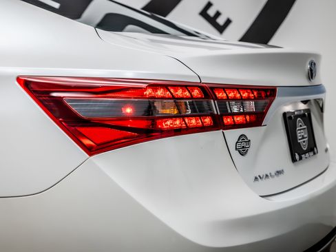 Used 2016 Toyota Avalon XLE image 12