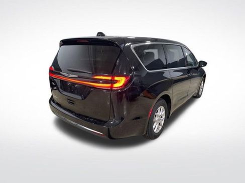 Used 2024 Chrysler Pacifica Touring-L image 6