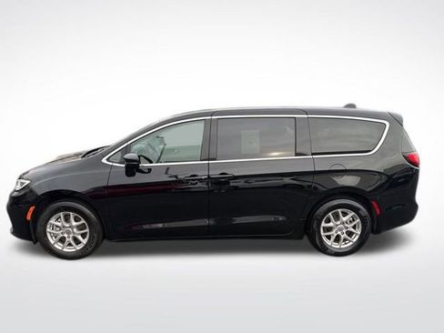 Used 2024 Chrysler Pacifica Touring-L image 3