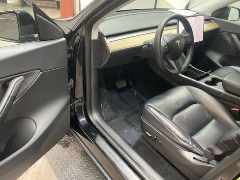 Used 2020 Tesla Model Y Long Range image 15