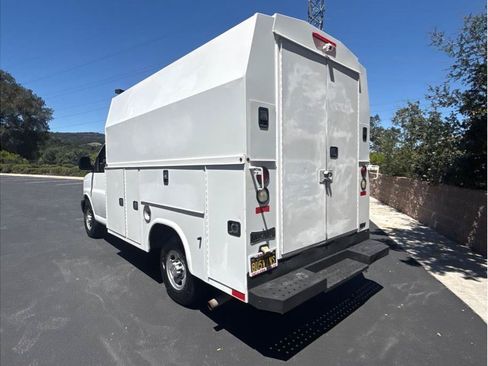 Used 2017 Chevrolet Express 3500 RWD image 9