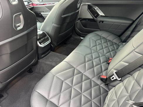 Used 2025 BMW 740i w/ Premium Package image 15