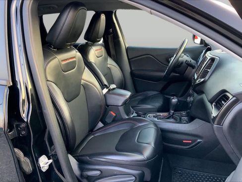 Used 2019 Jeep Cherokee Trailhawk AWD/4WD image 9