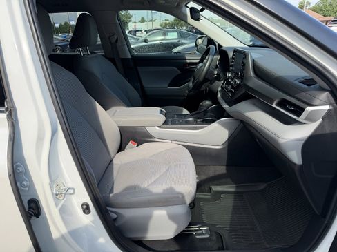 Used 2022 Toyota Highlander L FWD image 14