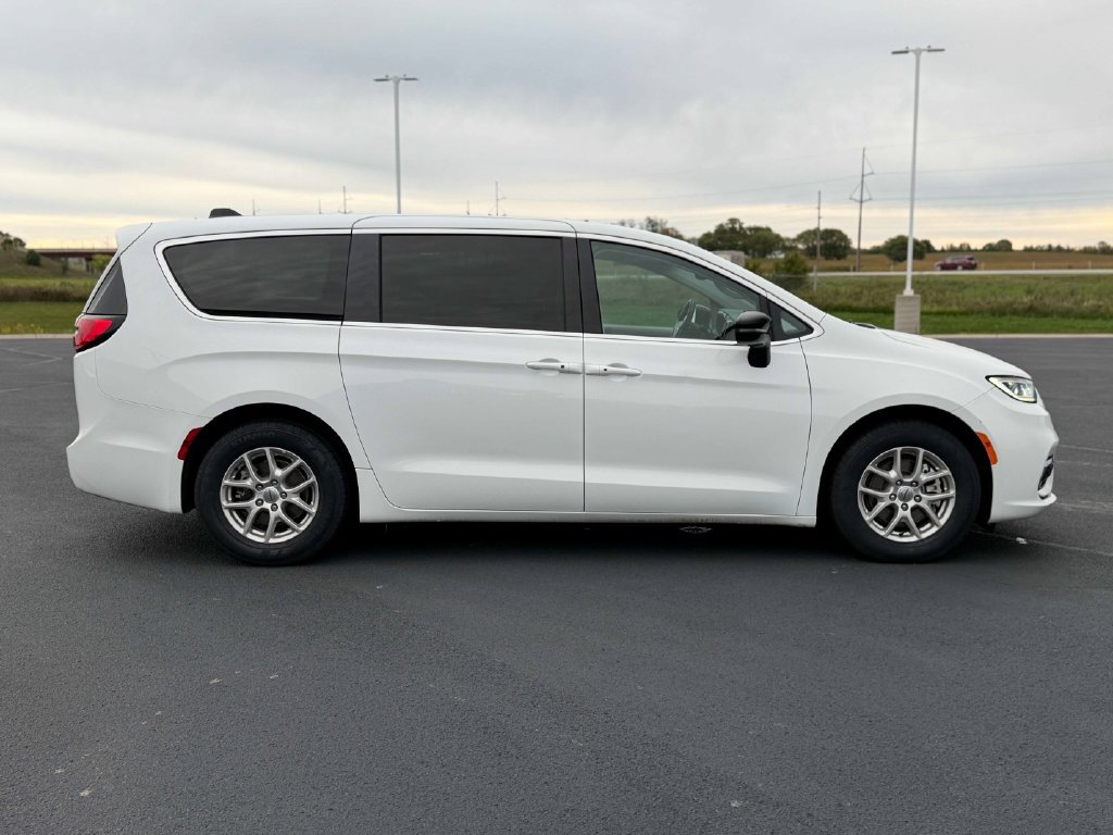 Used 2024 Chrysler Pacifica Touring-L FWD image 6