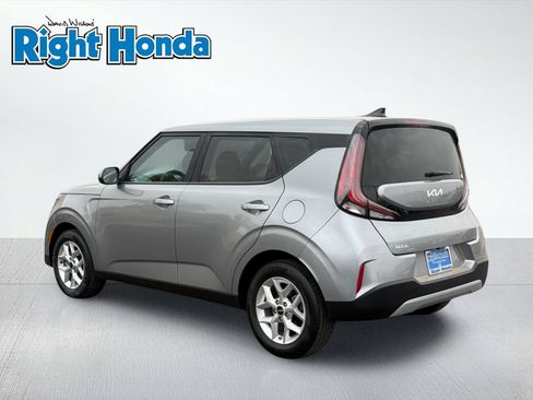 Used 2025 Kia Soul LX w/ LX Technology Package FWD image 4